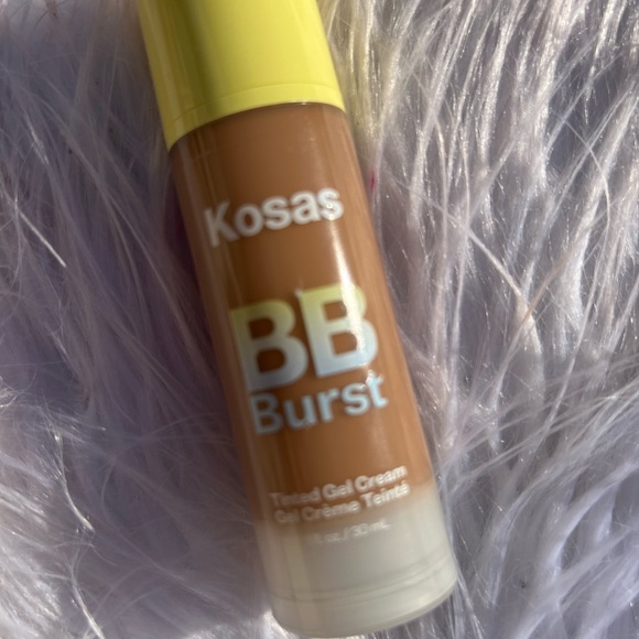 BB Burst
Tinted Gel Cream
Deep Warm 40
Deep with warm undertones - Picture 2 of 6